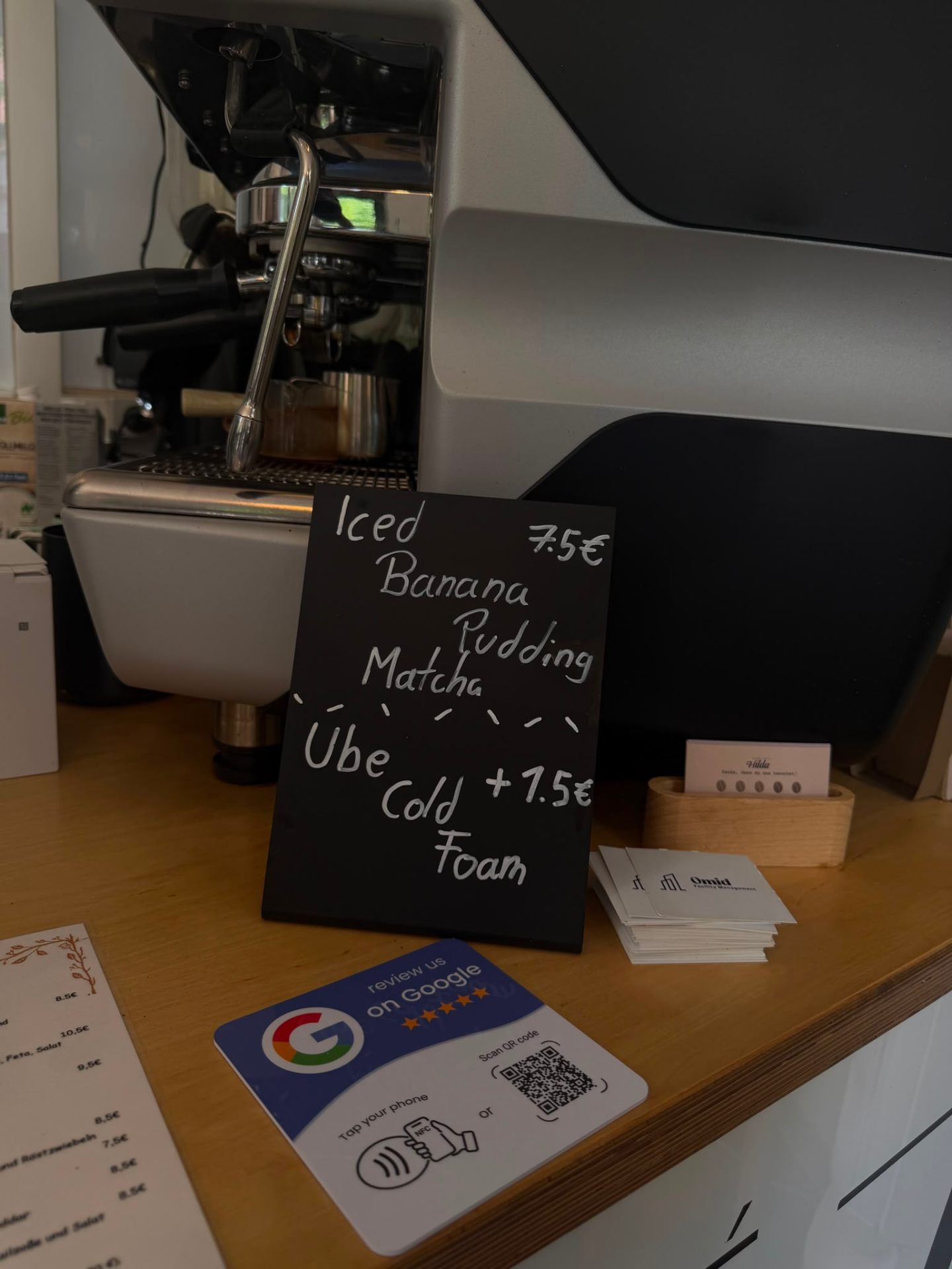 Review Card bei Cafe Hilda neben der Espressomaschine
